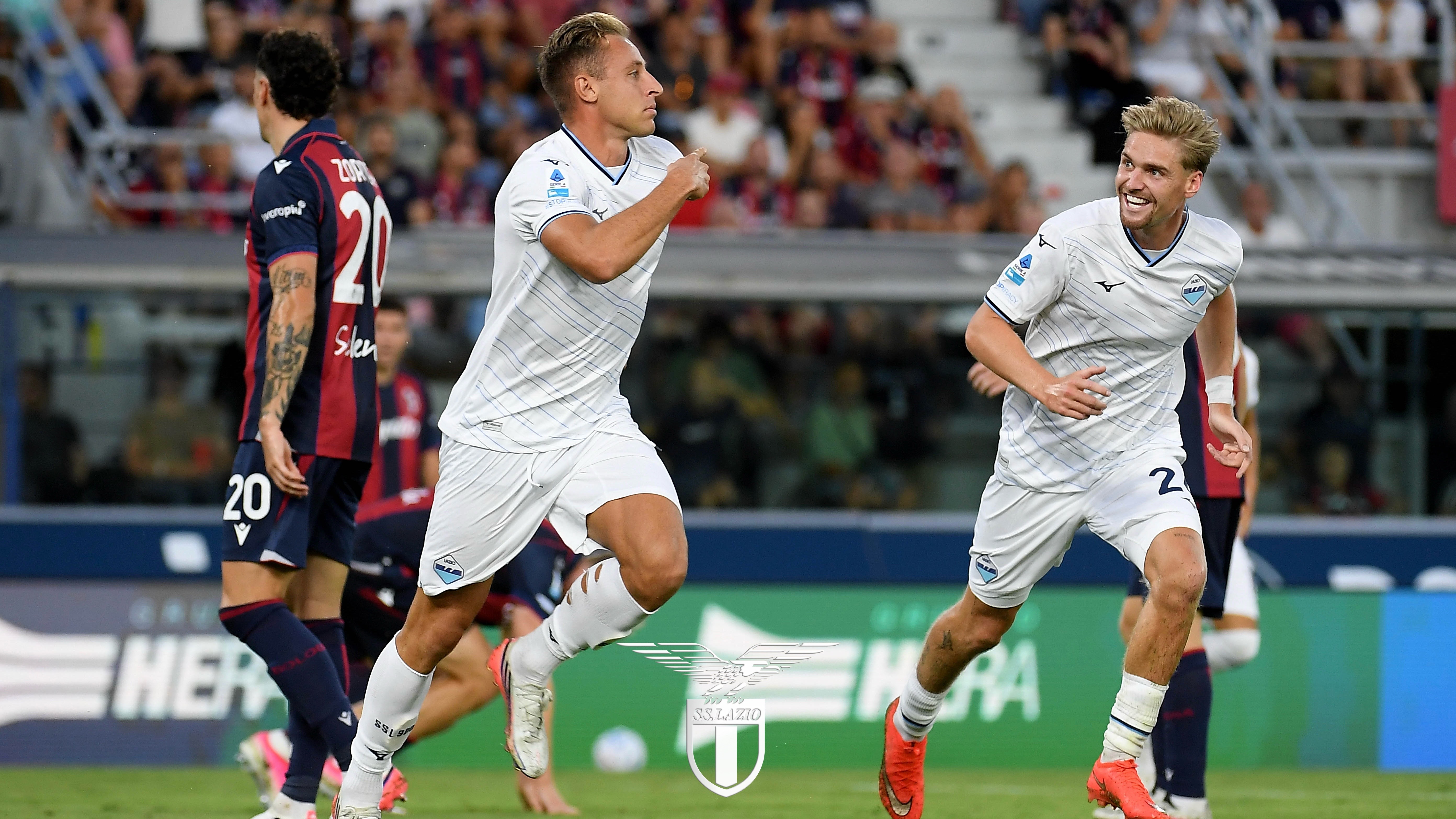 La Lazio festeggia sul campo del Bologna dopo il gol di Frattesi